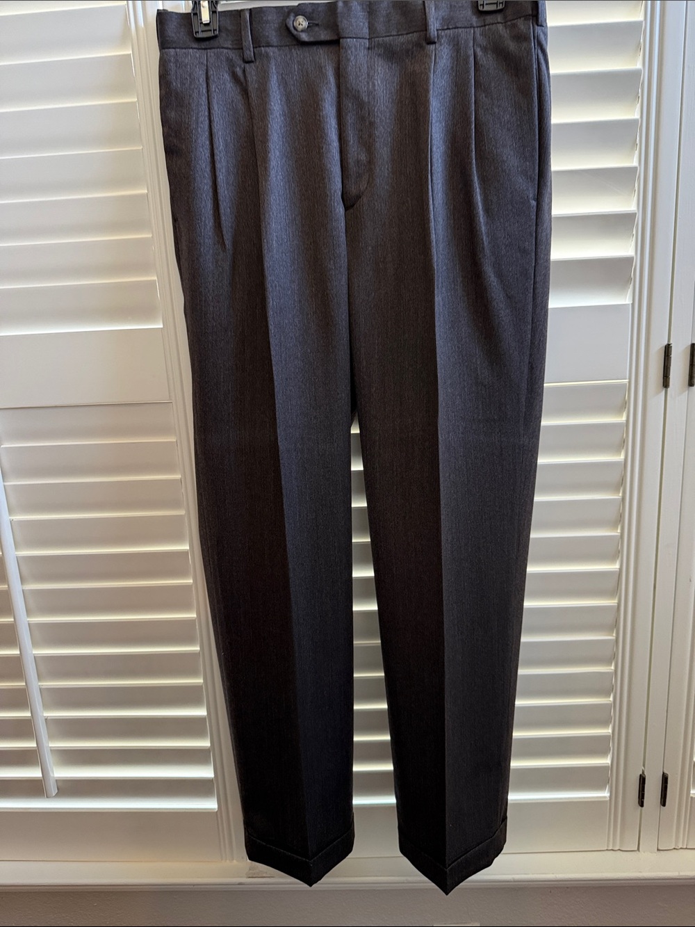 Roundtree & Yorke Men's Pleated Dress Pants in Charcoal